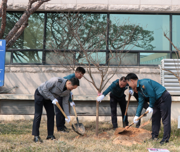 부안경찰은 식목일을 맞아  ‘배롱나무’를 식재했다.