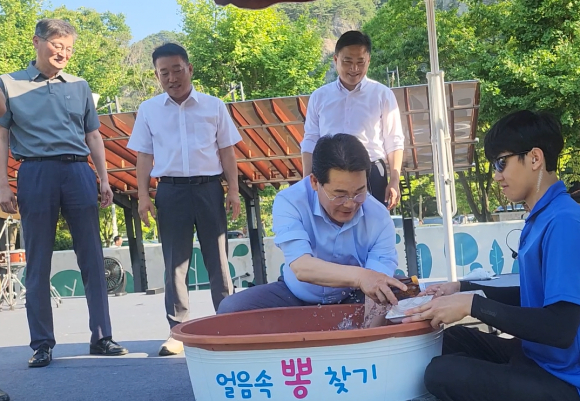 지난 1일 열린 제16회 부안 님의뽕축제 개막식에 앞서 권익현 부안군수와 박병래 부안군의회 의장, 김정기 전북특별자치도의회 의원, 정원구 한국수자원공사 부안권지사장이 '얼음속 뽕미니어쳐찾기' 프로그램에 참여하고 있다.