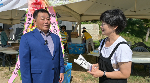 CBC부안방송과 인터뷰 하고있는 최만 위도주민자치위원장
